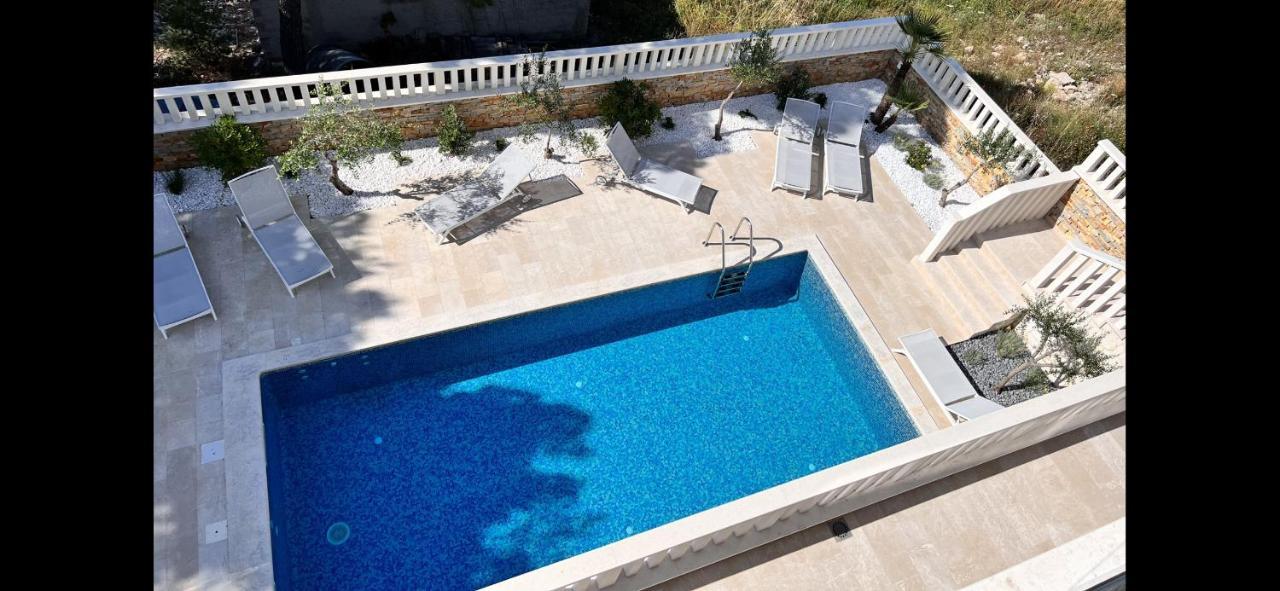 Luxury Beachfront Villa Carlisa Ciovo Bagian luar foto