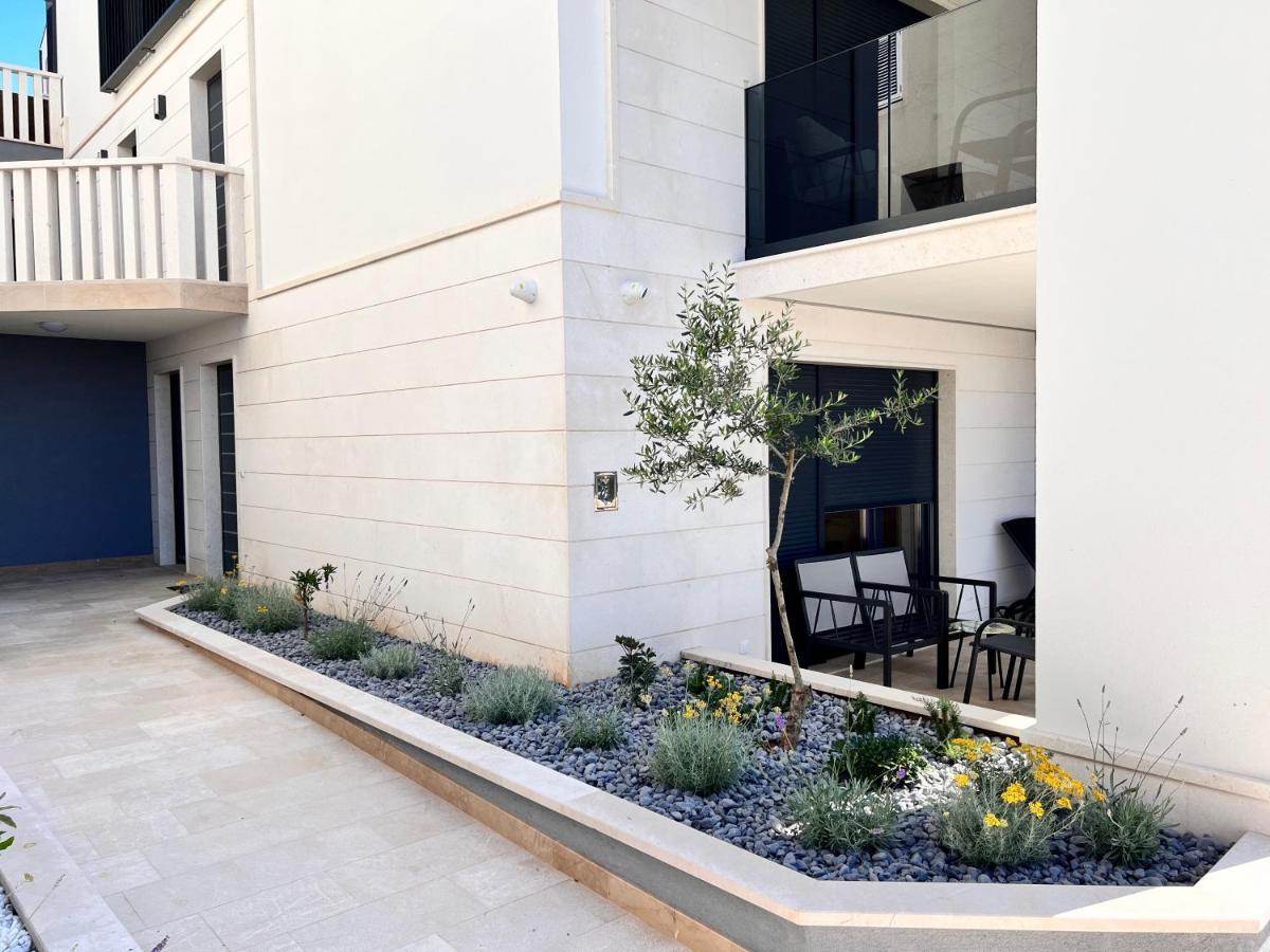 Luxury Beachfront Villa Carlisa Ciovo Bagian luar foto